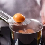 راه‌های جلوگیری از ترک تخم مرغ آب‌پز: زمان پخت تخم مرغ آب پز و ...