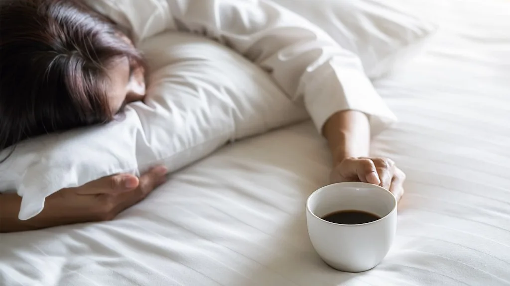 چرا وقتی قهوه می خورم خوابم می گیرد؟