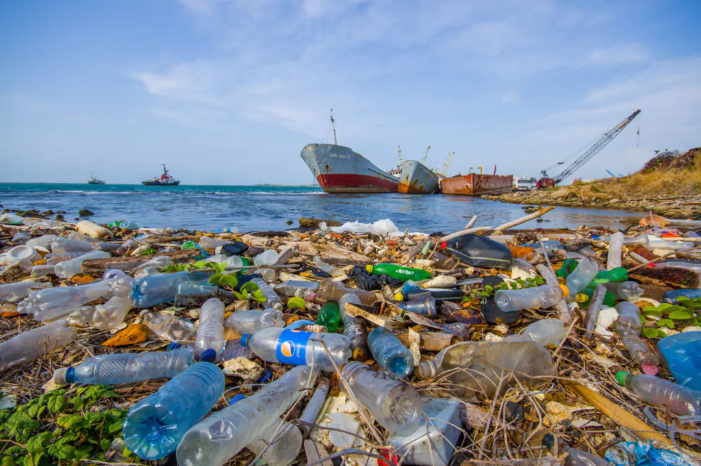 زباله‌های پلاستیکی در دریا